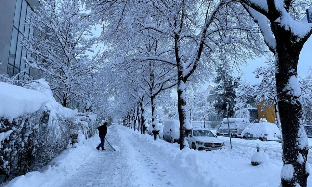 Δύσκολος χειμώνας για τη Ρωσία: Xιονοθύελλες έχουν καλύψει τη Μόσχα - Προβλήματα στις πτήσεις και ρεκόρ χιονιού (Βίντεο)